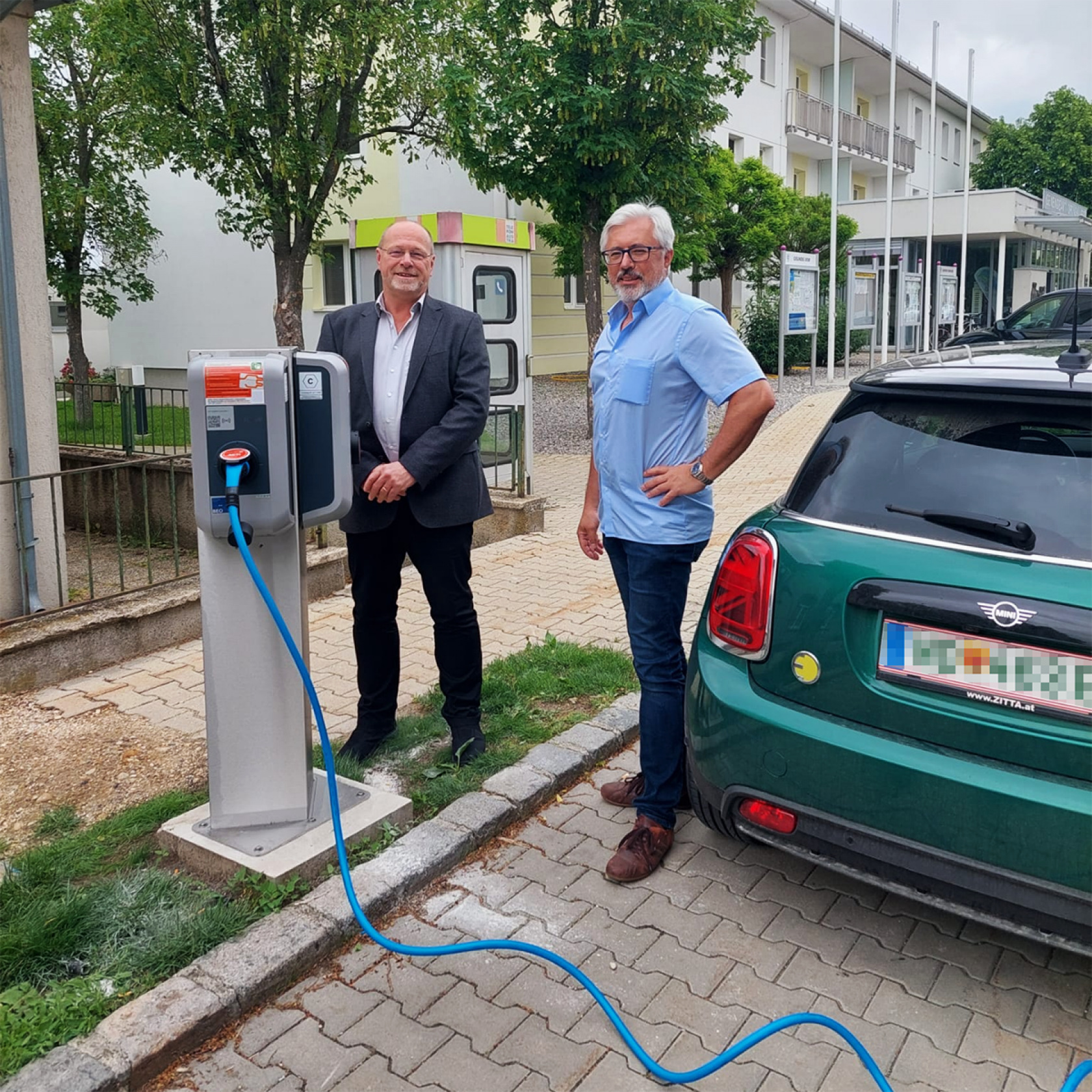 32|Stromtankstelle und E-Fahrzeug