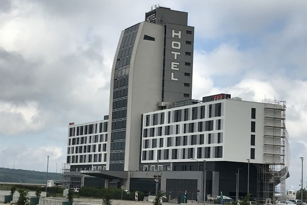 Trotz Hotelausbau Verlust der Eigenständigkeit Trotz Hotelausbau Verlust der Eigenständigkeit