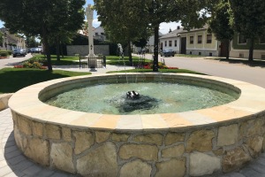 Der Dorfbrunnen ist fertig 