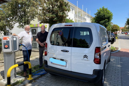 Auto-und-Ladepunkt2